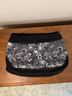 Lululemon tennis skort Hotty Hot Skirt 4-way Stretch Flowabunga Black Angel Sz 8